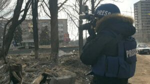 20 days in mariupol cinematography by evgeniy maloletka interior day close up backlight sunlight car shot 016