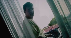 aftersun cinematography by gregory oke interior day wide shot establishing shot hard light daylight shot 047