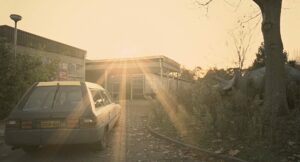 children of men cinematography by emmanuel lubezki exterior day establishing shot hard light sunny car shot 056