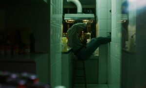 chungking express cinematography by christopher doyle interior medium shot side lighting artificial light shot 009