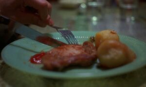 in the mood for love cinematography by christopher doyle day medium shot backlight shot 032