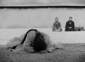 rashomon cinematography by kazuo miyagawa day wide shot two shot backlight sunny shot 010