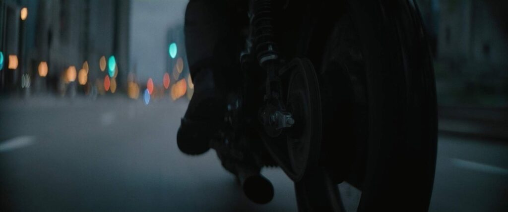 the batman cinematography by greig fraser exterior establishing shot side lighting artificial light shot 020