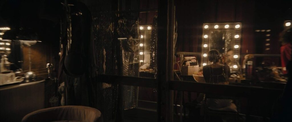 the batman cinematography by greig fraser interior night establishing shot artificial light shot 043