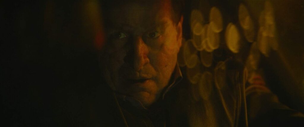 the batman cinematography by greig fraser interior night establishing shot artificial light shot 067