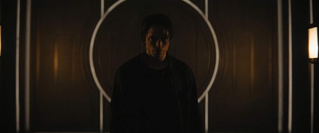 the batman cinematography by greig fraser interior night medium close up artificial light shot 050