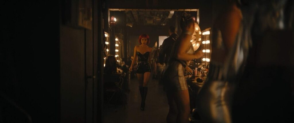 the batman cinematography by greig fraser interior night medium shot artificial light shot 036