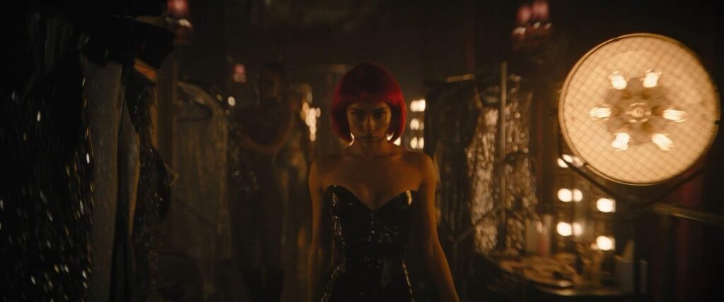 the batman cinematography by greig fraser medium shot side lighting artificial light shot 033