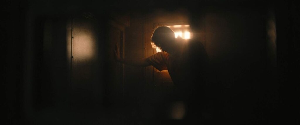 the batman cinematography by greig fraser night establishing shot artificial light shot 040