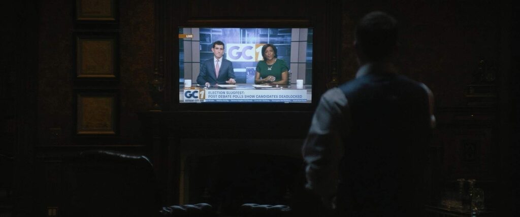 the batman cinematography by greig fraser night medium close up over the shoulder artificial light shot 022