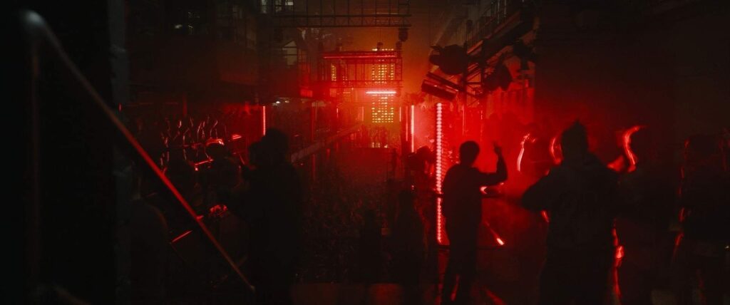 the batman cinematography by greig fraser night medium wide shot three shot artificial light shot 003