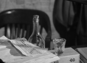 ace in the hole cinematography by charles lang day establishing shot side lighting shot 055