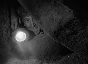 ace in the hole cinematography by charles lang establishing shot side lighting artificial light shot 048