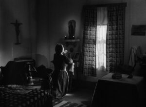 ace in the hole cinematography by charles lang interior night medium wide shot silhouette artificial light shot 001