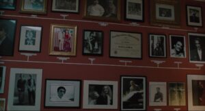 being john malkovich cinematography by lance acord establishing shot backlight artificial light shot 061