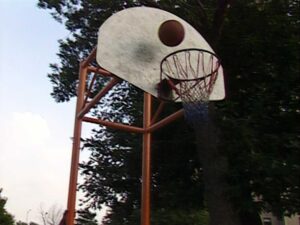 hoop dreams cinematography by peter gilbert day establishing shot side lighting daylight shot 048