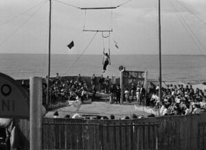 la strada cinematography by otello martelli day establishing shot hard light daylight shot 049