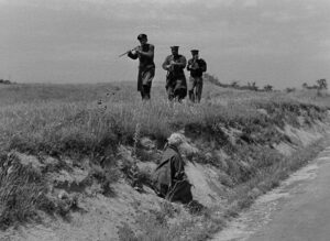 la strada cinematography by otello martelli exterior day wide shot three shot backlight daylight shot 030