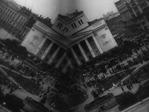 man with a movie camera cinematography by mikhail kaufman day establishing shot hard light shot 042