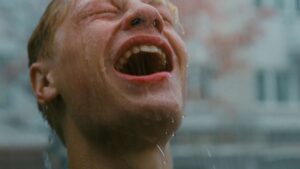 mommy cinematography by andr turpin day establishing shot side lighting daylight shot 017