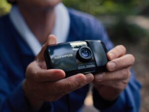 perfect days cinematography by franz lustig day extreme close up hard light cell phone shot 030