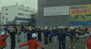 shoplifters cinematography by ry to kond day medium shot three shot backlight daylight shot 037