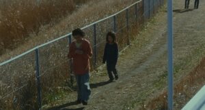 shoplifters cinematography by ry to kond exterior day medium wide shot over the shoulder backlight shot 050