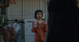 shoplifters cinematography by ry to kond interior medium shot side lighting artificial light shot 055