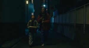 shoplifters cinematography by ry to kond night medium shot two shot artificial light shot 016