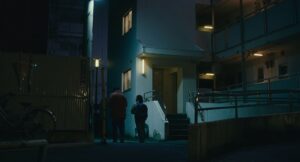 shoplifters cinematography by ry to kond night wide shot two shot artificial light shot 014