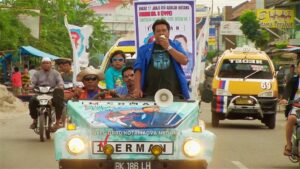 the act of killing cinematography by lars skree day medium wide shot three shot backlight sunny shot 045