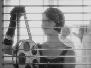 the artist cinematography by guillaume schiffman day establishing shot hard light sunny shot 018