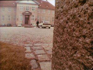 the celebration cinematography by anthony dod mantle day establishing shot side lighting daylight shot 038