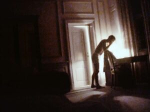 the celebration cinematography by anthony dod mantle establishing shot side lighting shot 008