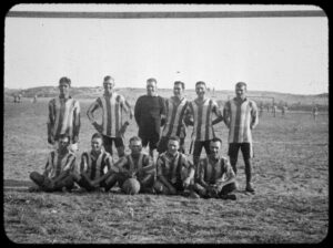 they shall not grow old cinematography by peter jackson day medium wide shot three shot backlight sunny shot 004