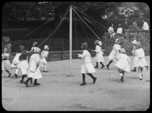 they shall not grow old cinematography by peter jackson day medium wide shot three shot hard light daylight shot 018
