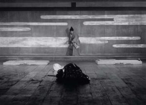 throne of blood cinematography by asakazu nakai interior day wide shot establishing shot hard light daylight shot 006