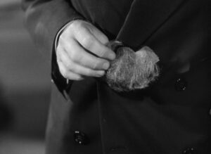 to be or not to be cinematography by rudolph mat extreme close up side lighting shot 066